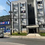 Studio reformado no centro com garagem, à 2min praia